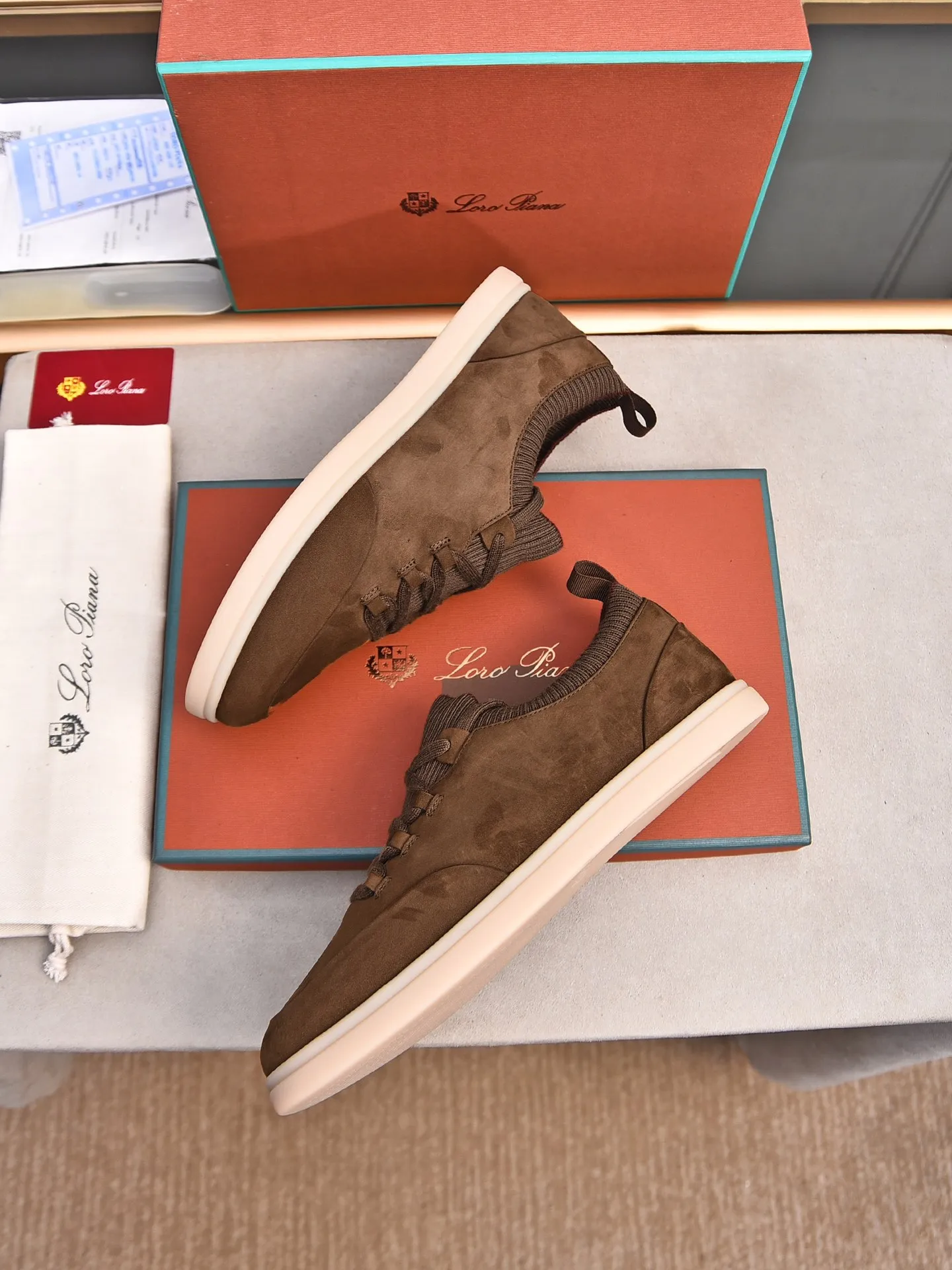 Men's Men's Shoes 💰500 LP's new product Loro Pian* 诺yo* Pianya Soho Walk These casual shoes and loafers are made of first-layer small nubuck cowhide. The texture is light, soft and comfortable. The mouth and tongue are decorated with high-density two-color knitting. The heel is decorated with a Kummel-colored original webbing pull-loop, which presents a unique three-dimensional effect. The unique version narrows slightly in the middle, and is decorated with details of the same material as shoelace eyelets. The original open-molded lightweight TPU rubber sole and spikes enhance traction and stability, and are full of modern aesthetic functional details. The rear is equipped with a cushion pad to enhance wearing comfort. It is sold in a complete package at the counter and is available in multiple colors!  Standard counter code number: 38～44# (45 customized)
